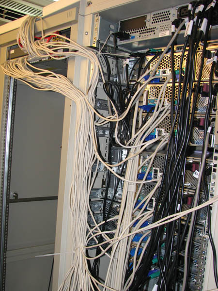 Serverový rack zezadu