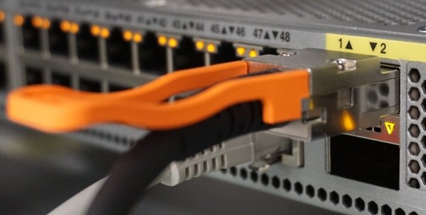 QSFP+ šachta na switchi s Direct Attach kabelem